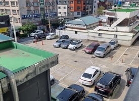 건물 뒷편 주차장