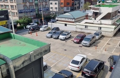 건물 뒷편 주차장